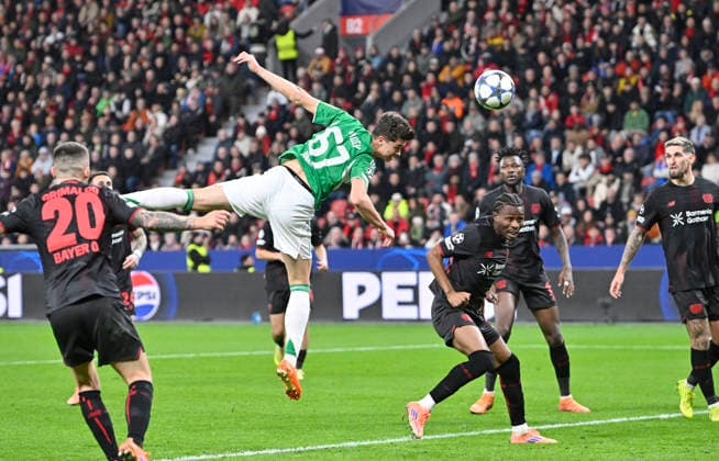 Lewis Miley NEW kepft das Tor zum 1 2, Aktion, Kopfball, v l Ãlex Grimaldo Alex Bayer Leverkusen , Lewis Miley NEW , Nathan Tella Bayer Leverkusen , Fußball Champions League, 6 Spieltag, Bayer 04 Leverkusen Newcastle United NEW 2 2, am 10 12 2025 in Leverkusen Deutschland UEFA regulations prohibit any use of photographs as image sequences and or quasi video Â