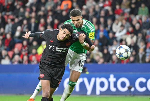 v l Jarell Quansah Bayer Leverkusen , Malick Thiaw NEW action, duel, Football Champions League, Matchday 6, Bayer 04 Leverkusen Newcastle United NEW 2 2, on 10 12 2025 in Leverkusen Germany UEFA regulations prohibit any use of photographs as image sequences and or quasi video Â