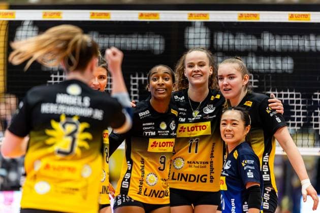 10 12 2025, GER, Volleyball, Women, Season 25 26, ZOI DVV Pokal, Semifinal, VfB 91 Suhl Lotto Thueringen Dresdner SC Mackenzie Foley VfB Suhl Lotto Thueringen , Sanaa Dotson VfB Suhl Lotto Thueringen , Laura Berger VfB Suhl Lotto Thueringen , Xiang Chen Lai VfB Suhl Lotto Thueringen , Monika Brancuska VfB Suhl Lotto Thueringen 98527 Suhl Sporthalle Wolfsgrube Thüringen Germany