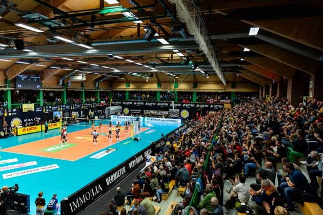 10 12 2025, GER, Volleyball, Women, Season 25 26, ZOI DVV Pokal, Semifinal, VfB 91 Suhl Lotto Thueringen Dresdner SC Totale der Sportstätte, Feature Sporthalle mit vollen Zuschauerrängen 98527 Suhl Sporthalle Wolfsgrube Thüringen Germany