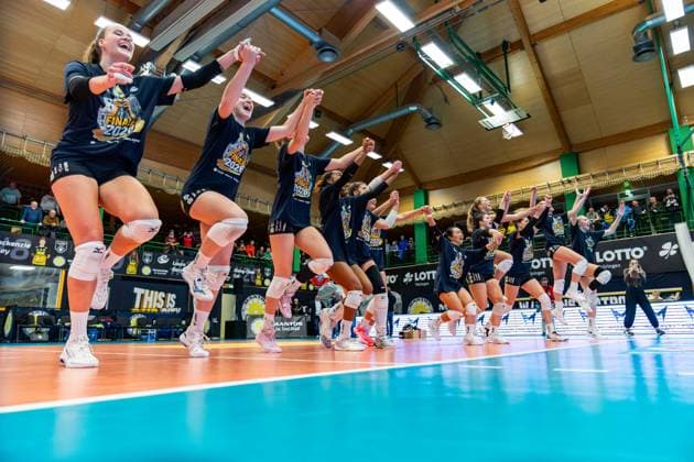 10 12 2025, GER, Volleyball, Women, Season 25 26, ZOI DVV Pokal, Semi-final, VfB 91 Suhl Lotto Thueringen Dresdner SC VfB 91 Suhl Lotto Thueringen wins the semi-final against Dresdner SC in 3 2 sets and thus advances to the final 98527 Suhl Sporthalle Wolfsgrube Thüringen Germany