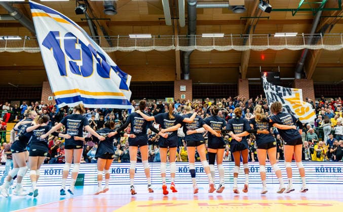 10 12 2025, GER, Volleyball, Women, Season 25 26, ZOI DVV Pokal, Semi-final, VfB 91 Suhl Lotto Thueringen Dresdner SC VfB 91 Suhl Lotto Thueringen wins the semi-final against Dresdner SC in 3 2 sets and thus enters the final, in the picture the team celebrating together with the fans spectators 98527 Suhl Sporthalle Wolfsgrube Thüringen Germany