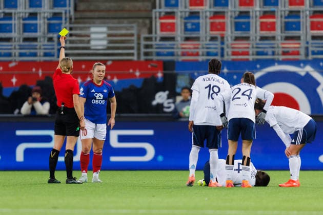 Valerenga v Paris FC, UEFA Women™s Champions League, Oslo, Norway Oslo, Norway. 10th, December 2025. Referee Fabienne Michel books Olaug Tvedten (10) of Vaalerenga during the UEFA Women™s Champions League match between Vaalerenga and Paris FC at Intility Arena in Oslo. Norway, Oslo, Intility Arena  Copyright: xGonzalesxPhoto KetilxMartinsenx