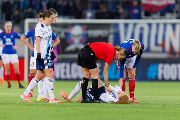 Valerenga v Paris FC, UEFA Women™s Champions League, Oslo, Norway Oslo, Norway. 10th, December 2025. Referee Fabienne Michel and Karina Saevik (21) of Vaalerenga are checking up on Celina Hocine of Paris FC during the UEFA Women™s Champions League match between Vaalerenga and Paris FC at Intility Arena in Oslo. Norway, Oslo, Intility Arena  Copyright: xGonzalesxPhoto KetilxMartinsenx