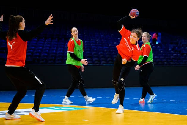 Handball, Womens World Championship Germany Training from left Goalkeeper Sarah Wachter Germany , Marie Steffen Germany Rotterdam Ahoey Netherlands