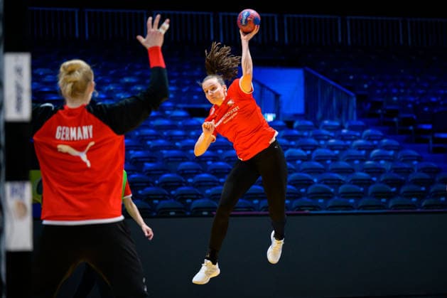 Handball, Womens World Championship Germany Training from left Goalkeeper Katharina Filter Germany , Julia Maidhof Germany Rotterdam Ahoey Netherlands
