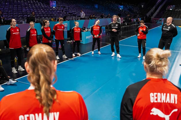 Handball, Womens World Championship Germany Training Coach Markus Gaugisch Germany gives a speech Rotterdam Ahoey Netherlands