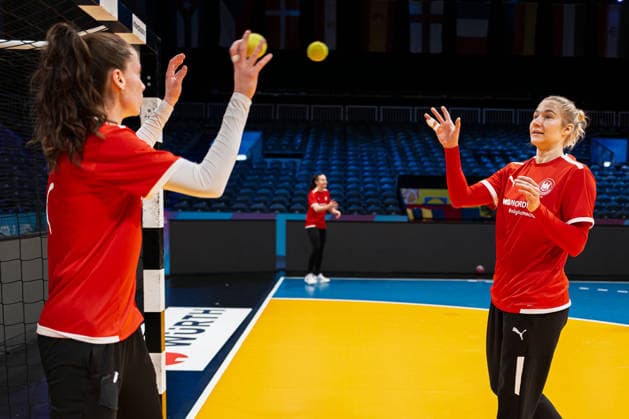 Handball, Womens World Championship Germany Training from left Goalkeeper Sarah Wachter Germany , Goalkeeper Katharina Filter Germany Rotterdam Ahoey Netherlands