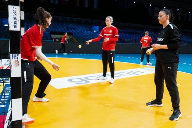 Handball, Womens World Championship Germany Training from left Goalkeeper Katharina Filter Germany , Goalkeeper Sarah Wachter Germany , Goalkeeper coach Jasmina Rebmann Jankovic Germany Rotterdam Ahoey Netherlands