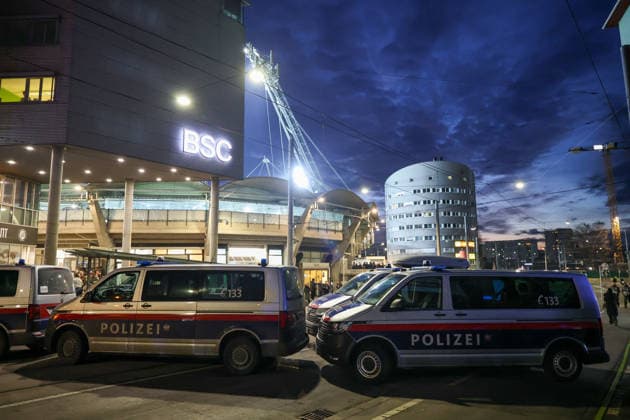 SOCCER - UEFA EL, Sturm vs Red Star GRAZ,AUSTRIA,11.DEC.25 - SOCCER - UEFA Europa League, SK Sturm Graz vs Red Star Belgrade. Image shows police in front of Merkur Arena.  GEPAxpictures xChrisxBauer
