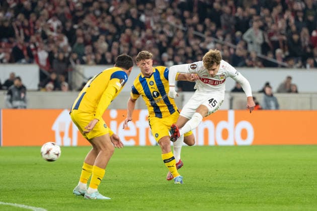 v li Itamar Noy Maccabi Tel Aviv, 30 , Lazar Jovanovic VfB Stuttgart, 45 Goal kick, GER, VfB Stuttgart vs Maccabi Tel Aviv, Football, UEFA Europa League, Men, Matchday 6, Season 2025 2026, 11 12 2025, GER, VfB Stuttgart vs Maccabi Tel Aviv, Football, UEFA Europa League, Men, Matchday 6, Season 2025 2026, 11 12 2025 Stuttgart Copyright: xEibner-Pressefoto WolfgangxFrankx EP_WFK