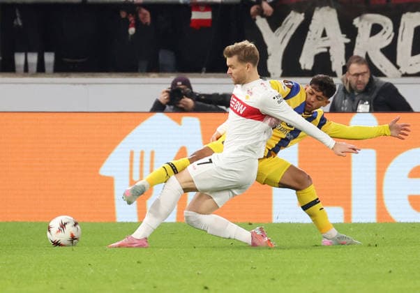 Stuttgart, Soccer UEFA Europa League, Season 2025 2026, VfB Stuttgart vs Maccabi Tel Aviv, f l Maximilian Mittelstädt VfB , Kervin Andrade Tel Aviv
