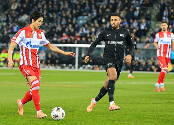 SOCCER - UEFA EL, Sturm vs Red Star GRAZ,AUSTRIA,11.DEC.25 - SOCCER - UEFA Europa League, SK Sturm Graz vs Red Star Belgrade. Image shows Young-woo Seol (Red Star) and Maurice Malone (Sturm).  GEPAxpictures xWolfgangxGrebien