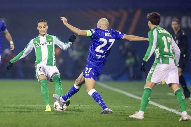 GNK Dinamo v Real Betis Balompie - UEFA Europa League 2025 26 League Phase MD6 Antony of Real Betis and Josip Misic of Dinamo compete for a ball during the UEFA Europa League 2025 26 League Phase MD6 match between GNK Dinamo and Real Betis Balompie at Stadion Maksimir on December 11, 2025 in Zagreb, Croatia.  MatijaxHabljak PIXSELL