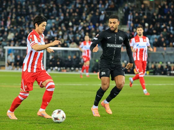 SOCCER - UEFA EL, Sturm vs Red Star GRAZ,AUSTRIA,11.DEC.25 - SOCCER - UEFA Europa League, SK Sturm Graz vs Red Star Belgrade. Image shows Young-woo Seol (Red Star) and Maurice Malone (Sturm).  GEPAxpictures xWolfgangxGrebien