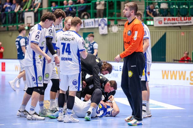11 12 2025, Handball, HBL, Bergischer HC ThSV Eisenach, Unihalle Wuppertal Philipp Meyer Eisenach 27 lies in pain on the pitch North Rhine-Westphalia Germany