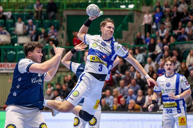 11 12 2025, Handball, HBL, Bergischer HC ThSV Eisenach, Unihalle Wuppertal Oskar Joelsson Eisenach 03 throws past Aron Seesing BHC 49 on goal North Rhine-Westphalia Germany