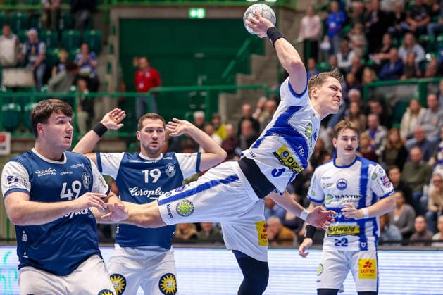 11 12 2025, Handball, HBL, Bergischer HC ThSV Eisenach, Unihalle Wuppertal Oskar Joelsson Eisenach 03 throws past Aron Seesing BHC 49 on goal North Rhine-Westphalia Germany