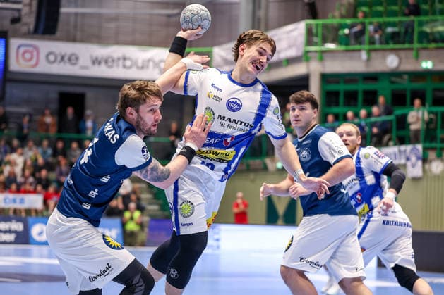 11 12 2025, Handball, HBL, Bergischer HC ThSV Eisenach, Unihalle Wuppertal Felix Aellen Eisenach 22 throwing against Gerdas Babarskas BHC 14 North Rhine-Westphalia Germany