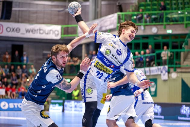 11 12 2025, Handball, HBL, Bergischer HC ThSV Eisenach, Unihalle Wuppertal Felix Aellen Eisenach 22 throwing against Gerdas Babarskas BHC 14 North Rhine-Westphalia Germany