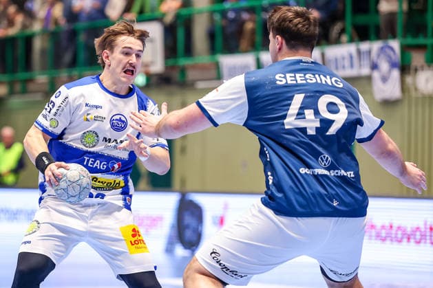 11 12 2025, Handball, HBL, Bergischer HC ThSV Eisenach, Unihalle Wuppertal Felix Aellen Eisenach 22 in duel against Aron Seesing BHC 49 North Rhine-Westphalia Germany