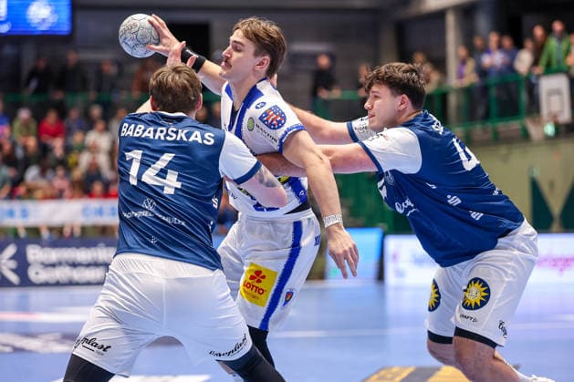 11 12 2025, Handball, HBL, Bergischer HC ThSV Eisenach, Unihalle Wuppertal Felix Aellen Eisenach 22 in a duel against Gerdas Babarskas BHC 14 and Aron Seesing BHC 49 North Rhine-Westphalia Germany