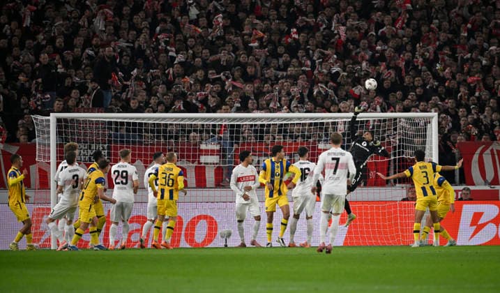 Penalty area scene, goal area scene Goalkeeper Roi Mishpati Maccabi Tel Aviv FC 90 Action VfB Stuttgart vs Maccabi Tel Aviv FC EUROPA LEAGUE EL 11 12 2025 DFL REGULATIONS PROHIBIT ANY USE OF PHOTOGRAPHS AS IMAGE SEQUENCES AND OR QUASI VIDEO VfB Stuttgart vs Maccabi Tel Aviv FC EUROPA LEAGUE EL