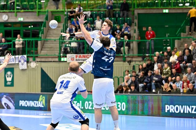 GER, 1 DAIKIN HBL, BHC06, BHC06 ThSV Eisenach, 16 Matchday 11 12 2025,Wuppertal ,Unihalle, GER, 1 DAIKIN HBL, 16 Matchday BHC06 ThSV Eisenach 1 Liqui Moly HBL regulations prohibit any use of photographs as image sequences and or quasi video in the picture Felix Aellen THSV Eisenach 22 against Aron Seesing BHC 49 NordphotoxGmbHx xFreund nph00018