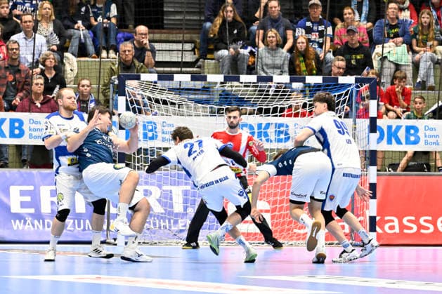 GER, 1 DAIKIN HBL, BHC06, BHC06 ThSV Eisenach, 16 Matchday 11 12 2025,Wuppertal ,Unihalle, GER, 1 DAIKIN HBL, 16 Matchday BHC06 ThSV Eisenach 1 Liqui Moly HBL regulations prohibit any use of photographs as image sequences and or quasi video in the picture Aron Seesing BHC 49 at the circle against Peter Walz THSV Eisenach 14 NordphotoxGmbHx xFreund nph00018