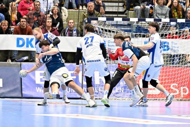 GER, 1 DAIKIN HBL, BHC06, BHC06 ThSV Eisenach, 16 Matchday 11 12 2025,Wuppertal ,Unihalle, GER, 1 DAIKIN HBL, 16 Matchday BHC06 ThSV Eisenach 1 Liqui Moly HBL regulations prohibit any use of photographs as image sequences and or quasi video in the picture Aron Seesing BHC 49 against Peter Walz THSV Eisenach 14 and Philipp Meyer THSV Eisenach 27 NordphotoxGmbHx xFreund nph00018