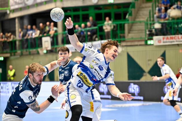 GER, 1 DAIKIN HBL, BHC06, BHC06 ThSV Eisenach, 16 Matchday 11 12 2025,Wuppertal ,Unihalle, GER, 1 DAIKIN HBL, 16 Matchday BHC06 ThSV Eisenach 1 Liqui Moly HBL regulations prohibit any use of photographs as image sequences and or quasi video in the picture Felix Aellen THSV Eisenach 22 against Johannes Wasielewski Bergischer HC 77 NordphotoxGmbHx xFreund nph00018