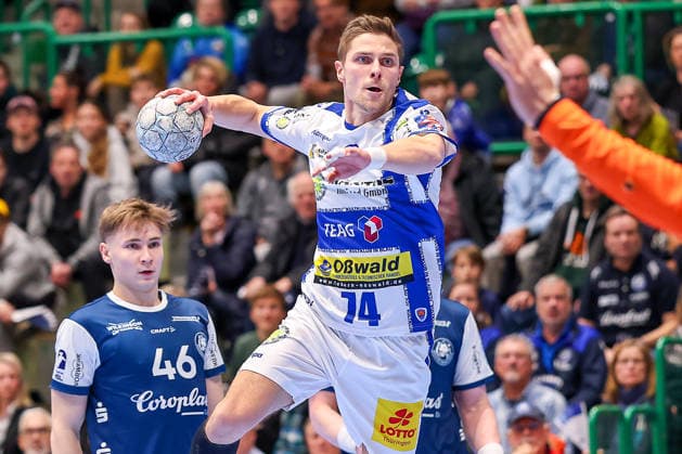 11 12 2025, Handball, HBL, Bergischer HC ThSV Eisenach, Unihalle Wuppertal Vincent Büchner Eisenach 74 throws at the goal of goalkeeper Christopher Rudeck BHC 01 North Rhine-Westphalia Germany