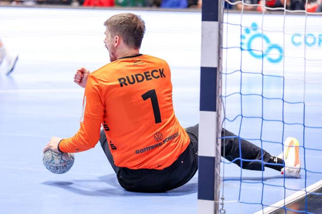 11 12 2025, Handball, HBL, Bergischer HC ThSV Eisenach, Unihalle Wuppertal Goalkeeper Christopher Rudeck BHC 01 cheering on the pitch North Rhine-Westphalia Germany