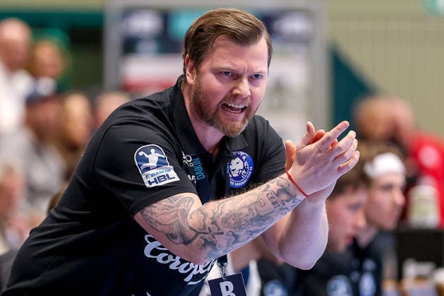 11 12 2025, Handball, HBL, Bergischer HC ThSV Eisenach, Unihalle Wuppertal Head coach Arnor Gunnarsson BHC hc gesticulating on the sidelines North Rhine-Westphalia Germany