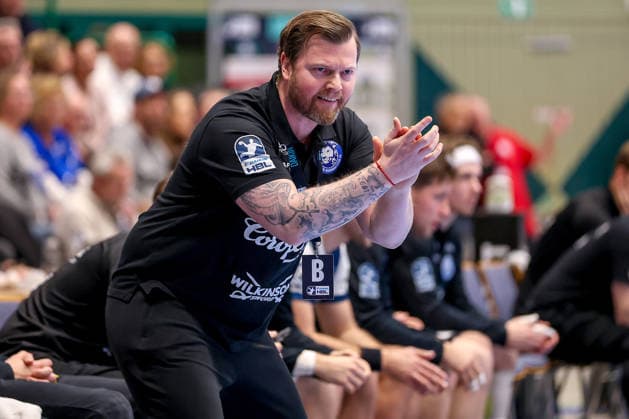 11 12 2025, Handball, HBL, Bergischer HC ThSV Eisenach, Unihalle Wuppertal Head coach Arnor Gunnarsson BHC hc gesticulating on the sidelines North Rhine-Westphalia Germany