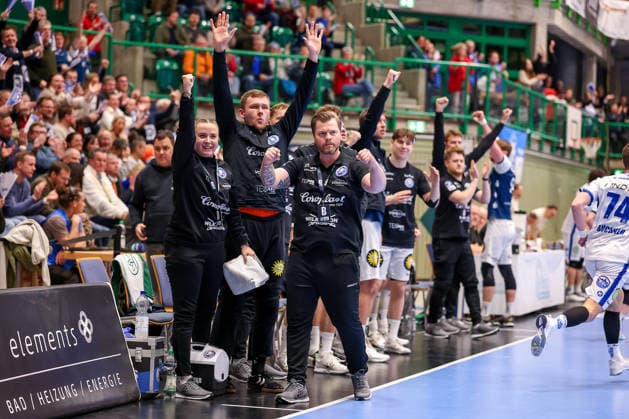 11 12 2025, Handball, HBL, Bergischer HC ThSV Eisenach, Unihalle Wuppertal Head coach Arnor Gunnarsson BHC hc cheering on the sidelines North Rhine-Westphalia Germany