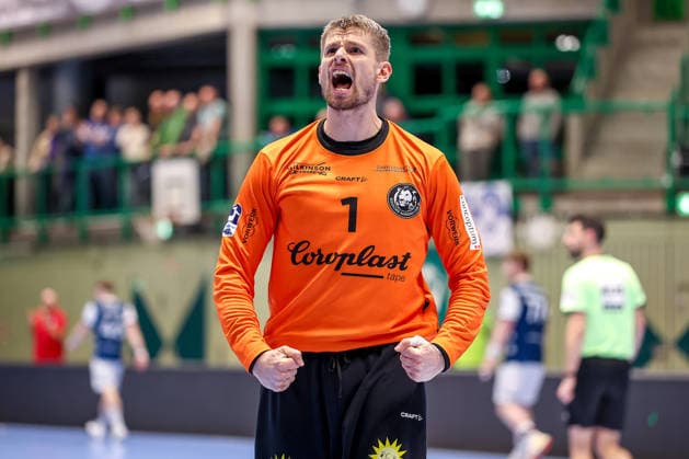 11 12 2025, Handball, HBL, Bergischer HC ThSV Eisenach, Unihalle Wuppertal Goalkeeper Christopher Rudeck BHC 01 cheering on the pitch North Rhine-Westphalia Germany