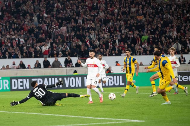 Goal for 2 0 by Tiago Tomas VfB Stuttgart, 08 assist by Deniz Undav VfB Stuttgart 26 , li Roi Mishpati Maccabi Tel Aviv, 90 GER, VfB Stuttgart vs Maccabi Tel Aviv, Football, UEFA Europa League, Men, Matchday 6, 2025 2026 season, 11 12 2025, GER, VfB Stuttgart vs Maccabi Tel Aviv, Football, UEFA Europa League, Men, Matchday 6, 2025 2026 season, 11 12 2025 Stuttgart Copyright: xEibner-Pressefoto WolfgangxFrankx EP_WFK