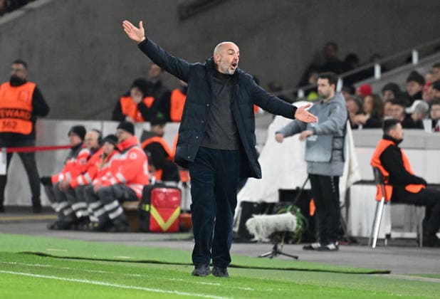 11 12 2025, xsltx, Football UEFA Europa League, VfB Stuttgart Maccabi Tel Aviv v l Coach Zarko Lazetic Maccabi Tel Aviv gives instructions Stuttgart