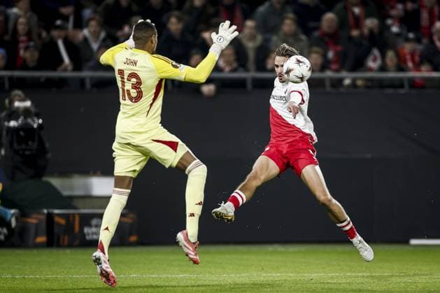 UTRECHT - (l-r) Goalkeeper John Victor of Nottingham Forest and Siebe Horemans of FC Utrecht during the UEFA Europa League match between FC Utrecht and Nottingham Forest at the Galgenwaard Stadium on December 11, 2025, in Utrecht, Netherlands. ANP ROBIN VAN LONKHUIJSEN UEFA Europa League matchday 6 2025-2026 xVIxANPxSportx xxANPxIVx 544596744 originalFilename: 544596744.jpg