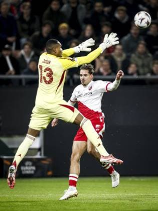 UTRECHT - (l-r) Goalkeeper John Victor of Nottingham Forest and Siebe Horemans of FC Utrecht during the UEFA Europa League match between FC Utrecht and Nottingham Forest at the Galgenwaard Stadium on December 11, 2025, in Utrecht, Netherlands. ANP ROBIN VAN LONKHUIJSEN UEFA Europa League matchday 6 2025-2026 xVIxANPxSportx xxANPxIVx 544596759 originalFilename: 544596759.jpg