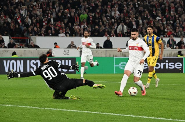 11 12 2025, xsltx, football UEFA Europa League, VfB Stuttgart Maccabi Tel Aviv v l Roi Mishpati Maccabi Tel Aviv , Deniz Undav VfB Stuttgart vorlage 2 0 Stuttgart