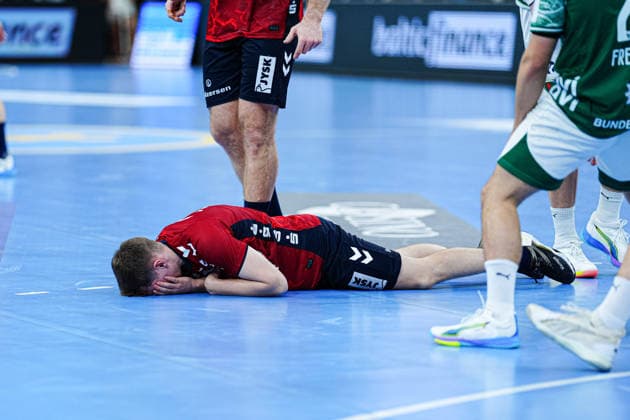 Domen Novak SG Flensburg Handewitt, 63 on the ground after punch in the face GER, SG Flensburg Handewitt vs Fuechse Berlin, Handball, Bundesliga, Matchday 16, Season 2026 2026, 11 12 2025 GER, SG Flensburg Handewitt vs Fuechse Berlin, Handball, Bundesliga, Matchday 16, Season 2026 2026, 11 12 2025 Flensburg Copyright: xEibner-Pressefoto MarcelxvonxFehrnx EP_MFN
