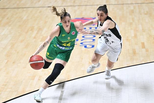 Besiktas BOA v Sopron Basket - FIBA Women’s EuroCup ISTANBUL, TURKIYE - DECEMBER 11: Besiktas BOA player Pelin Derya Bilgic (9) in action against Sopron Basket player Vivien Borondy (44) during the FIBA Women’s EuroCup playoff first leg match between Besiktas BOA and Sopron Basket in Istanbul, Turkiye on December 11, 2025. Cem Tekkesinoglu Anadolu Istanbul Turkey. Editorial use only. Please get in touch for any other usage.  Copyright: x2025xAnadoluxCemxTekkesinoglux