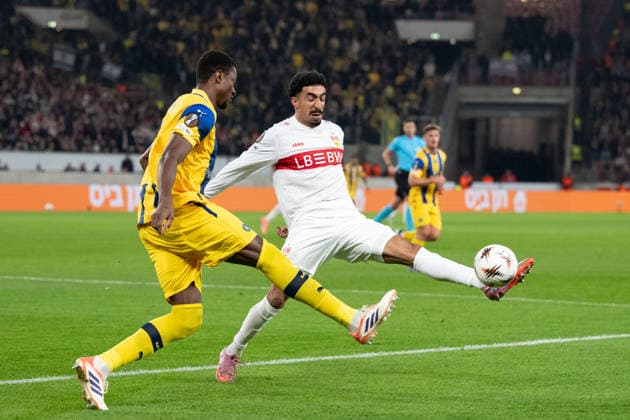 v li Mohamed Ali Camara Maccabi Tel Aviv, 05 , Tiago Tomas VfB Stuttgart, 08 GER, VfB Stuttgart vs Maccabi Tel Aviv, Football, UEFA Europa League, Men, Matchday 6, Season 2025 2026, 11 12 2025, GER, VfB Stuttgart vs Maccabi Tel Aviv, Football, UEFA Europa League, Men, Matchday 6, Season 2025 2026, 11 12 2025 Stuttgart Copyright: xEibner-Pressefoto WolfgangxFrankx EP_WFK