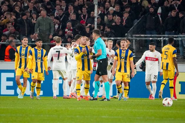 Football UEFA Europa League 2025 26, Matchday 6 VfB Stuttgart vs Maccabi Tel Aviv FC Arena Stuttgart Germany Discussion between Ido Shahar Maccabi Tel Aviv, 36 and referee Marian Barbu ROU after the 2 0 and VAR Stuttgart Baden Württemberg Germany Copyright: xJOERANxSTEINSIEKx