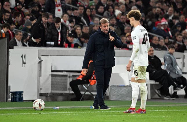 11 12 2025, xsltx, Football UEFA Europa League, VfB Stuttgart Maccabi Tel Aviv v l Coach Sebastian Hoeness Hoeneß VfB Stuttgart , Lazar Jovanovic VfB Stuttgart gives instructions Stuttgart