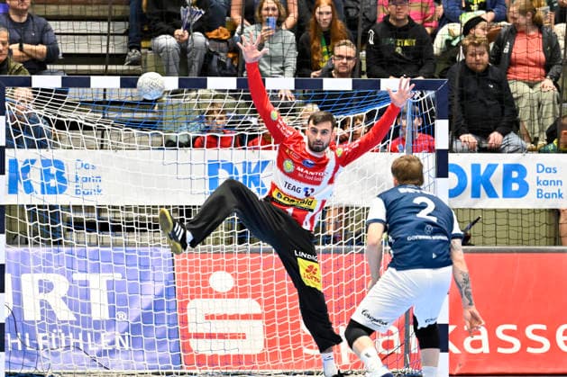 GER, 1 DAIKIN HBL, BHC06, BHC06 ThSV Eisenach, 16 Matchday 11 12 2025,Wuppertal ,Unihalle, GER, 1 DAIKIN HBL, 16 Matchday BHC06 ThSV Eisenach 1 Liqui Moly HBL regulations prohibit any use of photographs as image sequences and or quasi video in the picture Goalkeeper Matija Spikic THSV Eisenach 1 vs Noah Beyer Bergischer HC 2 NordphotoxGmbHx xFreund nph00018