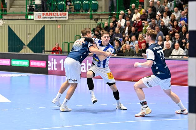 GER, 1 DAIKIN HBL, BHC06, BHC06 ThSV Eisenach, 16 Matchday 11 12 2025,Wuppertal ,Unihalle, GER, 1 DAIKIN HBL, 16 Matchday BHC06 ThSV Eisenach 1 Liqui Moly HBL regulations prohibit any use of photographs as image sequences and or quasi video in the picture Felix Aellen THSV Eisenach 22 and Lars Mitchell Kooij Bergischer HC 15 NordphotoxGmbHx xFreund nph00018