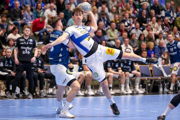 11 12 2025, Handball, HBL, Bergischer HC ThSV Eisenach, Unihalle Wuppertal Soeren Steinhaus BHC 53 in a duel against Stephan Seitz Eisenach 44 North Rhine-Westphalia Germany